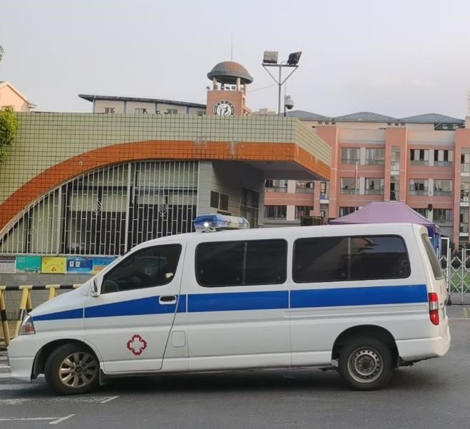 五华救护车出租护送骨折病人一公里多少钱